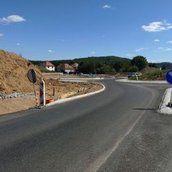 Hlavní tah z Plzně na Klatovy čeká další omezení. V Lužanech se posunou semafory