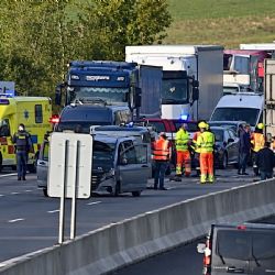Hromadná nehoda na D5 u Loděnice zablokovala směr na Prahu, kolony zasáhly až na Berounsko