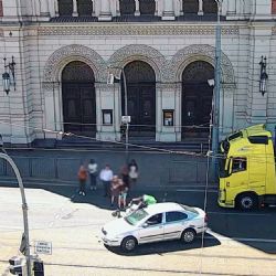 Kamera zachytila střet auta s kurýrem na elektrokoloběžce (video)