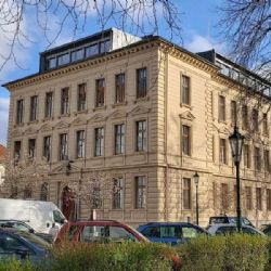Kutná Hora dokončila úpravy okolí knihovny Na Náměti. Přibylo pítko s mlžítkem i nová zeleň