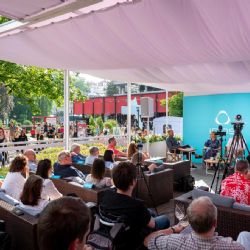 KVIFF bez lístku do kina. Vary lákají na koncerty, talk show i festivalovou atmosféru