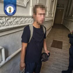 Muž měl dívce vyrazit mobil a pokoušet se ji osahávat. Strážníci ho rychle našli