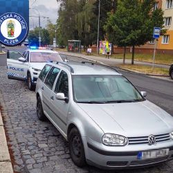 Nejistá jízda u Tyršova mostu skončila kontrolou. Téměř osmdesátiletý senior nadýchal 1,7 promile
