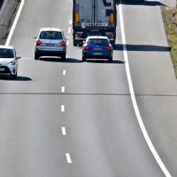 Osmdesátiletý řidič jel po D5 v protisměru. Vyhýbaly se mu desítky aut