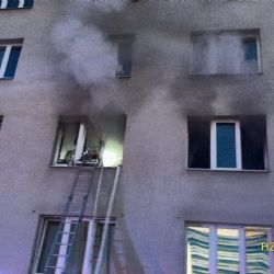 Požár bytu v Domažlické v Plzni vyhnal 22 lidí. Devět v maskách, škoda přes milion