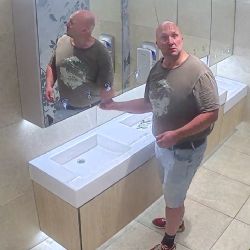 Poznáte muže z Anděla? Po úderu pěstí rozbil zrcadlo na toaletě, policie zveřejnila záběry