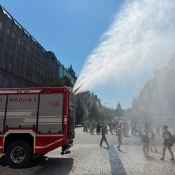 Praha čelí tropickým teplotám, dobrovolní hasiči z Prahy 1 ochlazují rozpálené ulice i Výstaviště