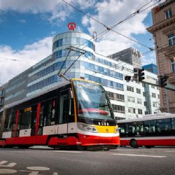 Pražská MHD přechází na letní provoz. Cestující čekají výluky metra, tramvají i železnice