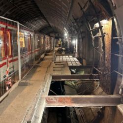 Stanice metra Flora se otevře až koncem února 2027. Rekonstrukci metra prodlouží oprava stropu