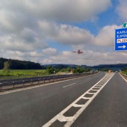 Tragédie na D5 u Ejpovic. Dodávka sjela z mostu, dva mladí lidé zemřeli