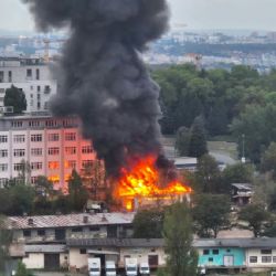U Nákladového nádraží Žižkov znovu hořelo. Požár zasáhl garáž se zaparkovanými auty