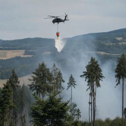 U Nezdic na Klatovsku hoří les. Hasiči nasazují vrtulník s bambivakem