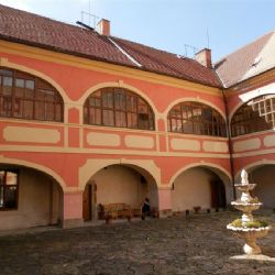 Zámek v Lešanech poprvé otevřel secesní expozici, návštěvníky láká i výstava světových záhad