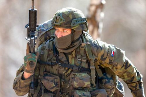 Foto: Chrudimský výsadkový pluk opožděn: Armáda zlepšuje podmínky a investuje