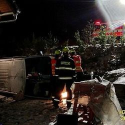 Dodávka sjela ze svahu, skončila na boku tesně vedle domu