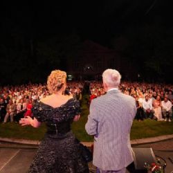 Hudební festival na zámku Dobříš přiváží Evu Urbanovou s Jaroslavem Svěceným i Kateřinu Marii Tichou