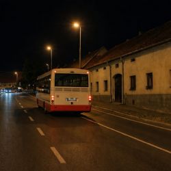 Mladík v octavii vybržďoval autobus plný lidí. Nebezpečnou jízdu ukončila až policie