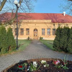 Modernizace domova seniorů v Novém Strašecí je hotová. Nové vytápění a fotovoltaika mají přinést úsporu kolem milionu korun ročně