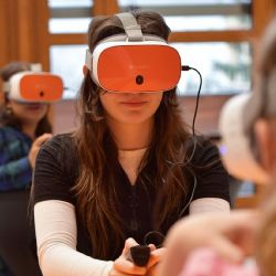 Plzeňská ZČU spouští Virtuální třídu ve VR. Školí učitele na konflikty a první pomoc