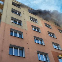 Požár bytu ve Smrkové ulici v Plzni vyžádal evakuaci 22 lidí. Záchranáři ošetřili tři osoby