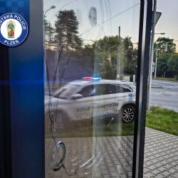 Pozvání na kávu skončilo rozbitými dveřmi. Žena ve Zborovské nadýchala 1,64 promile