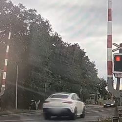 Řidička v Praze projela přejezd na červenou před policisty. Dostala pokutu a body