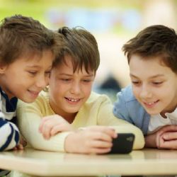 Sociální sítě a mobily ve školách: většina veřejnosti podporuje omezení pro děti