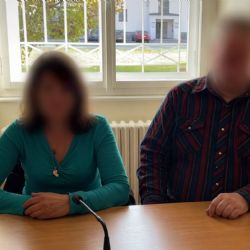 Soud znovu potrestal tyranské rodiče z Klatovska. Nevlastní dcera žila v boudě a trpěla hladem
