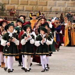 Vodáci odemykají Vltavu, odpoledne město oživí historický průvod