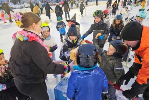 obrázek:Bruslení na pardubickém závodišti končí. Led roztaje, dostihy začnou v dubnu