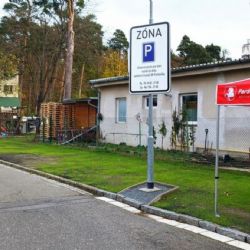 Před fotbalovým hřištěm v Pardubičkách vyrostla odstavná plocha pro jednadvacet vozidel