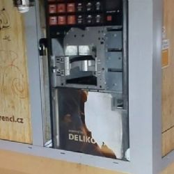 Přelom roku v Pardubicích: podnapilí mladiství, zničený automat na kávu a zfetovaný naháč